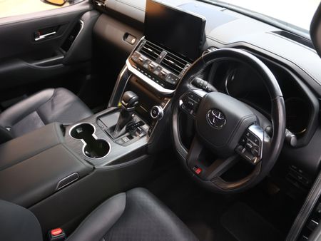 2022-Toyota-Land-Cruiser-300-V6-33-D-GR-S_9