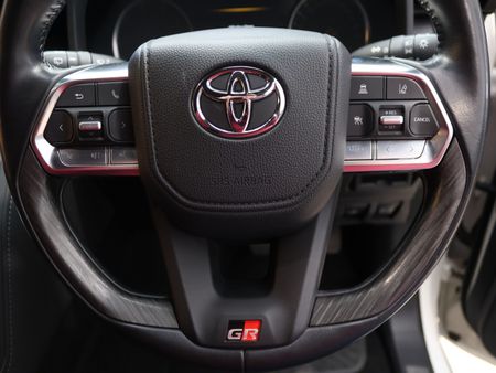 2022-Toyota-Land-Cruiser-300-V6-33-D-GR-S_10