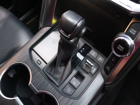 2022-Toyota-Land-Cruiser-300-V6-33-D-GR-S_13