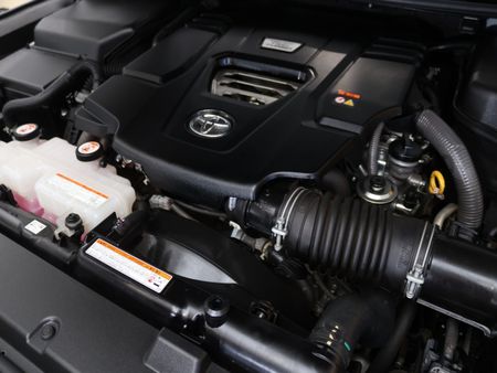 2022-Toyota-Land-Cruiser-300-V6-33-D-GR-S_16