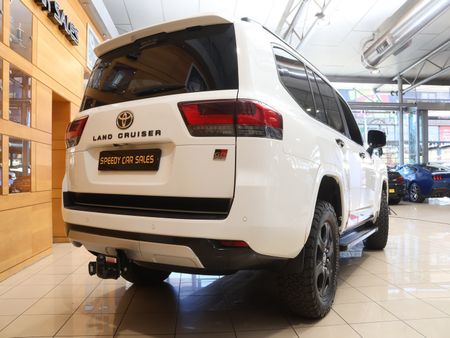 2022-Toyota-Land-Cruiser-300-V6-33-D-GR-S_17