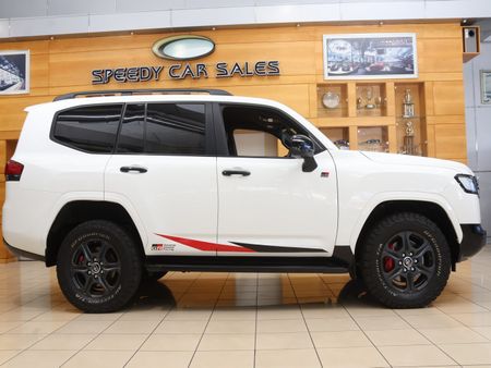 2022-Toyota-Land-Cruiser-300-V6-33-D-GR-S_18