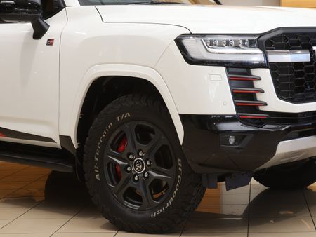 2022-Toyota-Land-Cruiser-300-V6-33-D-GR-S_1