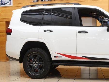 2022-Toyota-Land-Cruiser-300-V6-33-D-GR-S_19