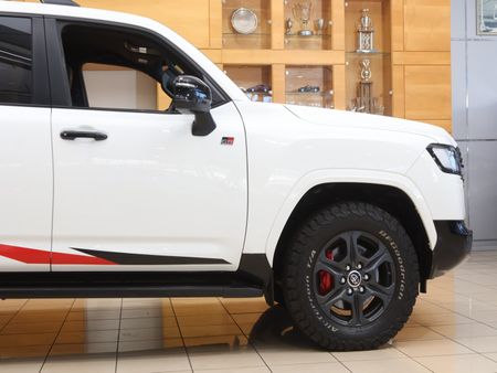 2022-Toyota-Land-Cruiser-300-V6-33-D-GR-S_20