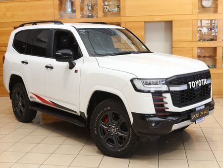 2022-Toyota-Land-Cruiser-300-V6-33-D-GR-S_2