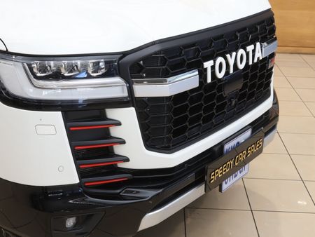 2022-Toyota-Land-Cruiser-300-V6-33-D-GR-S_4