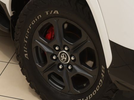 2022-Toyota-Land-Cruiser-300-V6-33-D-GR-S_5