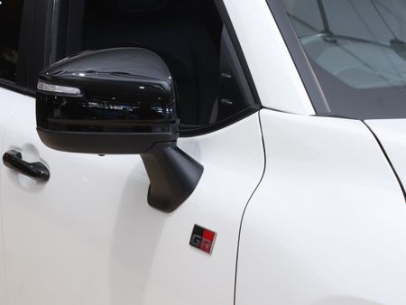 2022-Toyota-Land-Cruiser-300-V6-33-D-GR-S_7