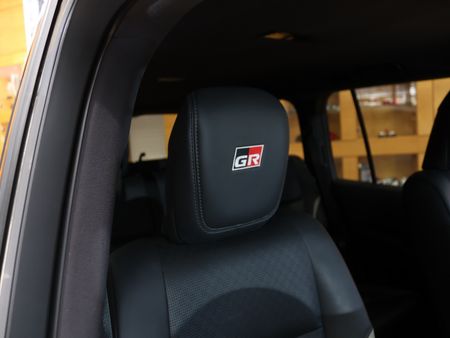 2022-Toyota-Land-Cruiser-300-V6-33-D-GR-S_8