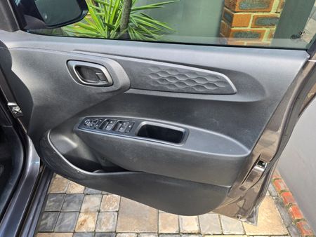 2023-Hyundai-Grand-i10-12-Fluid_23