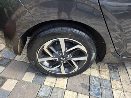 2023-Hyundai-Grand-i10-12-Fluid_30