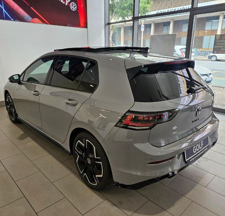 2026-Volkswagen-Golf-14-TSI-R-Line-Auto-110kw_10