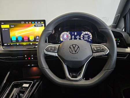 2026-Volkswagen-Golf-14-TSI-R-Line-Auto-110kw_11