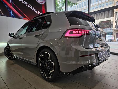 2026-Volkswagen-Golf-14-TSI-R-Line-Auto-110kw_13