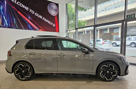 2026-Volkswagen-Golf-14-TSI-R-Line-Auto-110kw_15