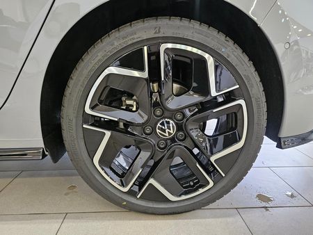 2026-Volkswagen-Golf-14-TSI-R-Line-Auto-110kw_16