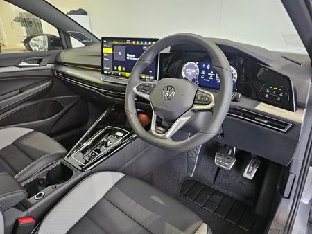 2026-Volkswagen-Golf-14-TSI-R-Line-Auto-110kw_17