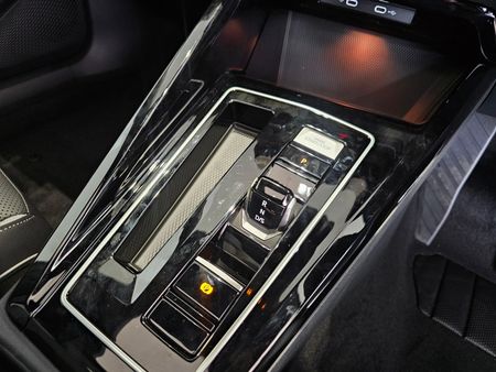 2026-Volkswagen-Golf-14-TSI-R-Line-Auto-110kw_18