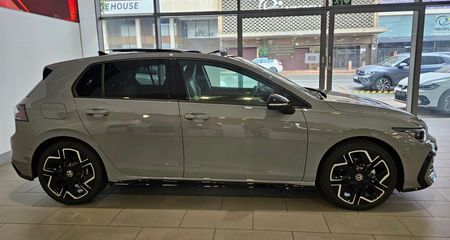 2026-Volkswagen-Golf-14-TSI-R-Line-Auto-110kw_1