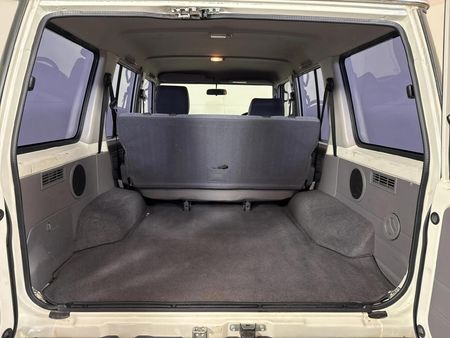 2020-Toyota-Land-Cruiser-76-45-D-V8-Station-Wagon_12
