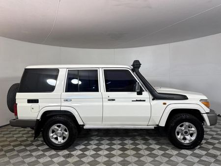 2020-Toyota-Land-Cruiser-76-45-D-V8-Station-Wagon_15