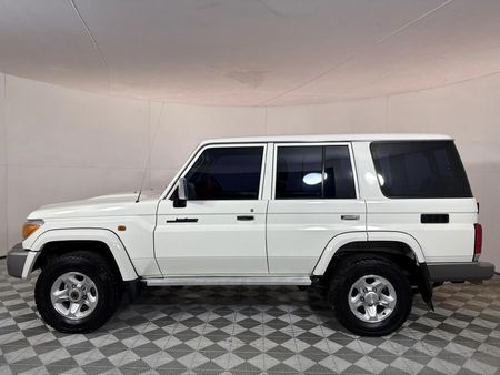 2020-Toyota-Land-Cruiser-76-45-D-V8-Station-Wagon_17