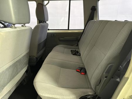 2020-Toyota-Land-Cruiser-76-45-D-V8-Station-Wagon_3