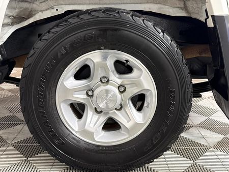2020-Toyota-Land-Cruiser-76-45-D-V8-Station-Wagon_6