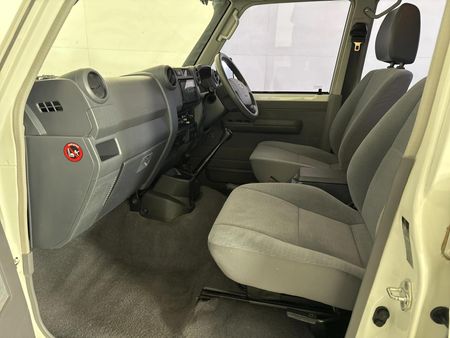 2020-Toyota-Land-Cruiser-76-45-D-V8-Station-Wagon_8