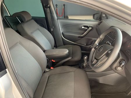 2024-Volkswagen-Polo-Vivo-14-Comfortline-5-dr_14