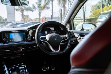 2023-Volkswagen-Golf-8-GTI-20-TSI-Auto_10