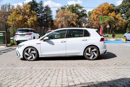 2023-Volkswagen-Golf-8-GTI-20-TSI-Auto_4