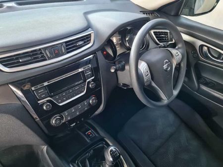 2016-Nissan-X-Trail-20-XE_9