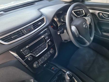 2016-Nissan-X-Trail-20-XE_11