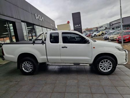 2015-Toyota-Hilux-25-D-4D-SRX-Xtra-Cab_1