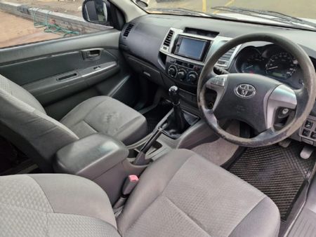 2015-Toyota-Hilux-25-D-4D-SRX-Xtra-Cab_5