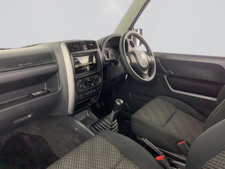 2016-Suzuki-Jimny-13_16
