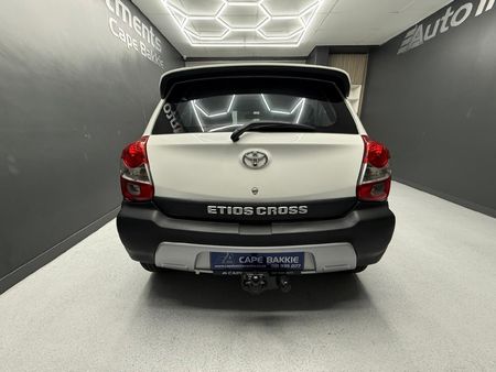 2015-Toyota-Etios-Cross-15-XS-5-dr_3