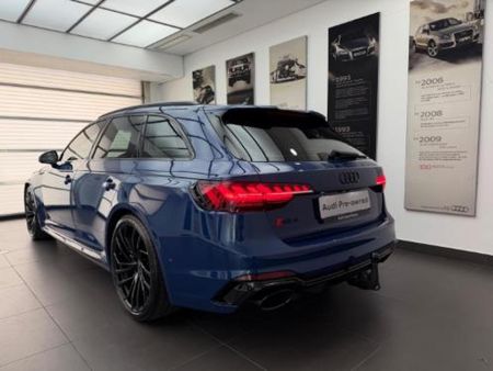 2024-Audi-RS4-Avant-quattro-Auto_4