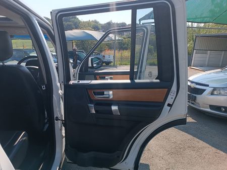 2014-Land-Rover-Discovery-4-30-TD-SD-V6-HSE_13
