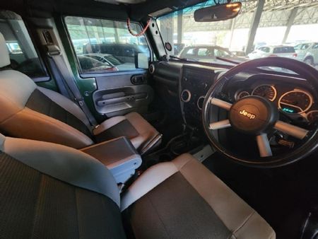 2010-Jeep-Wrangler-Unlimited-28-CRD-Sahara-Auto_9