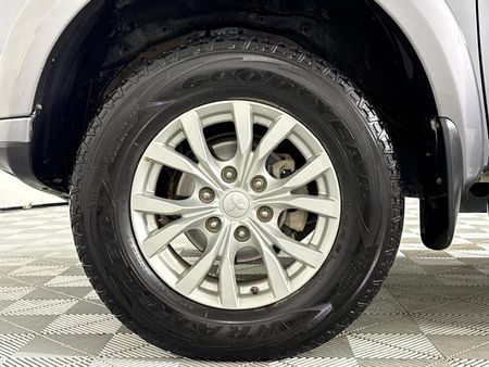 2015-Mitsubishi-Pajero-Sport-25D-4x4-Auto_4