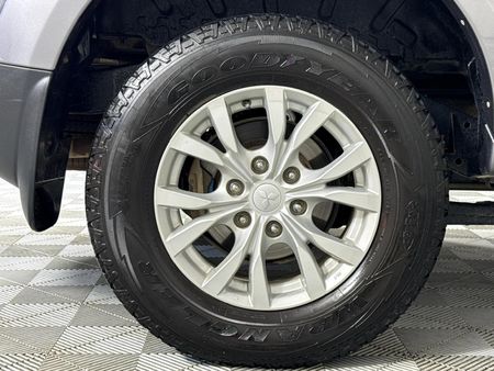 2015-Mitsubishi-Pajero-Sport-25D-4x4-Auto_7