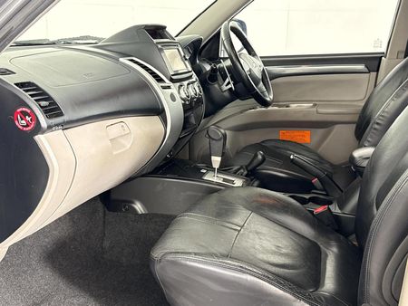 2015-Mitsubishi-Pajero-Sport-25D-4x4-Auto_8