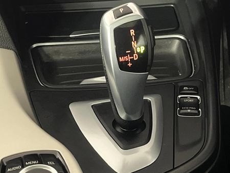 2015-BMW-3-Series-320i-Auto_10