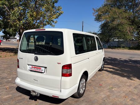 2009-Volkswagen-Caravelle-T5-25-TDI-128kW_3