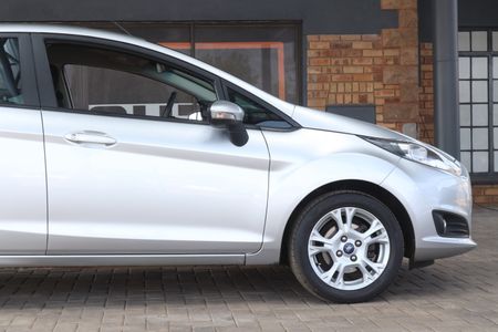 2017-Ford-Fiesta-10-EcoBoost-Trend-Auto-5-dr_17