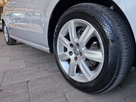 2011-Volkswagen-Polo-14-Comfortline-5-dr_9