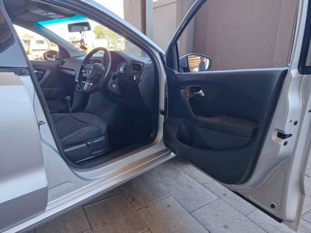 2011-Volkswagen-Polo-14-Comfortline-5-dr_10